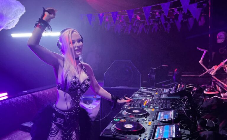 DJ Samantha XO